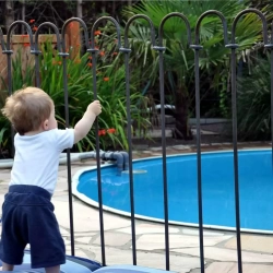 Бассейн на участке: как защитить ребёнка от падения в воду